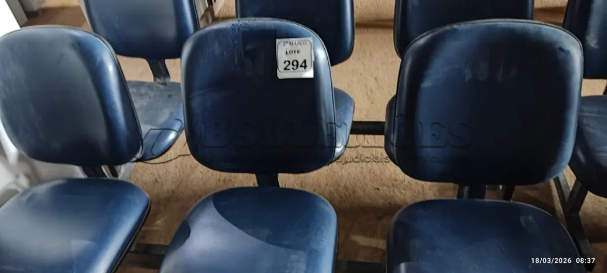LOTE 294 - 01 CADEIRA TIPO LONGARINA COM 03 LUGARES NA COR AZUL. (NO ESTADO) ATENÇÃO! FAZER A VISITAÇÃO ANTES DE ARREMATAR, NÃO SABEMOS SE FUNCIONA, LEILÃO NÃO TEM GARANTIA E NEM DEVOLUÇÃO, SUJEITO A POSSÍVEIS AVARIAS VISÍVEIS/OCULTAS E/OU AUSÊNCIA DE COMPONENTES.