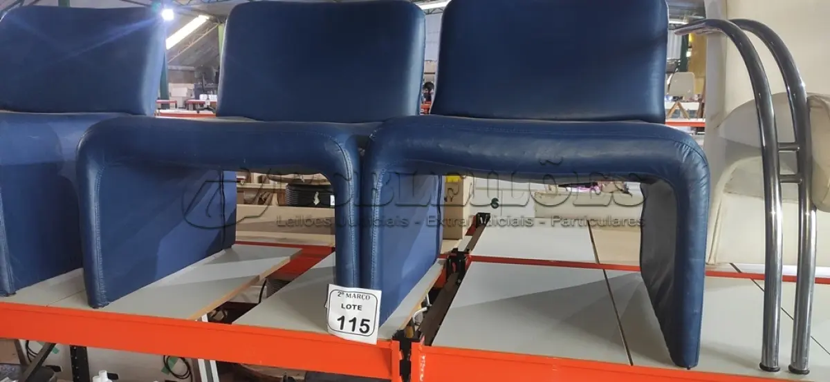 LOTE 115 - 02 POLTRONAS NA COR AZUL. (NO ESTADO) ATENÇÃO! FAZER A VISITAÇÃO ANTES DE ARREMATAR, NÃO SABEMOS SE FUNCIONA, LEILÃO NÃO TEM GARANTIA E NEM DEVOLUÇÃO, SUJEITO A POSSÍVEIS AVARIAS VISÍVEIS/OCULTAS E/OU AUSÊNCIA DE COMPONENTES.