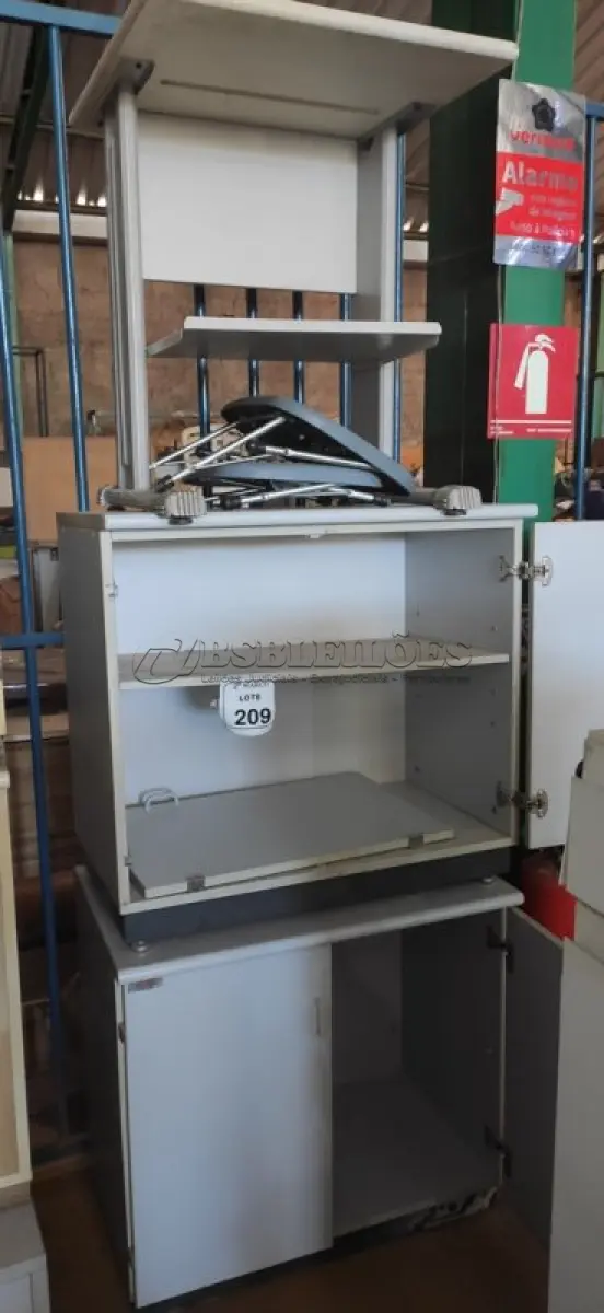 LOTE 209 - 02 ARMÁRIOS BAIXOS EM MADEIRA COM 03 PORTAS, 01 MESA PEQUENA EM FERRO E MADEIRA E 02 APOIOS PARA PÉS. (NO ESTADO) ATENÇÃO! FAZER A VISITAÇÃO ANTES DE ARREMATAR, NÃO SABEMOS SE FUNCIONA, LEILÃO NÃO TEM GARANTIA E NEM DEVOLUÇÃO, SUJEITO A POSSÍVEIS AVARIAS VISÍVEIS/OCULTAS E/OU AUSÊNCIA DE COMPONENTES.