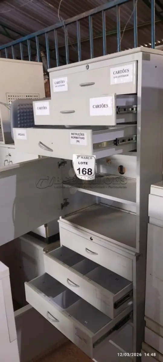 LOTE 168 - 02 GAVETEIROS DE ESCRITÓRIO EM AÇO E MADEIRA COM 03 GAVETAS E 01 PORTA COM 02 COM PARTIMENTOS. (NO ESTADO) ATENÇÃO! FAZER A VISITAÇÃO ANTES DE ARREMATAR, NÃO SABEMOS SE FUNCIONA, LEILÃO NÃO TEM GARANTIA E NEM DEVOLUÇÃO, SUJEITO A POSSÍVEIS AVARIAS VISÍVEIS/OCULTAS E/OU AUSÊNCIA DE COMPONENTES.