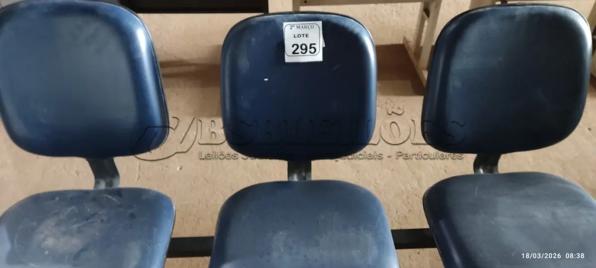 LOTE 294 - 01 CADEIRA TIPO LONGARINA COM 03 LUGARES NA COR AZUL. (NO ESTADO) ATENÇÃO! FAZER A VISITAÇÃO ANTES DE ARREMATAR, NÃO SABEMOS SE FUNCIONA, LEILÃO NÃO TEM GARANTIA E NEM DEVOLUÇÃO, SUJEITO A POSSÍVEIS AVARIAS VISÍVEIS/OCULTAS E/OU AUSÊNCIA DE COMPONENTES.
