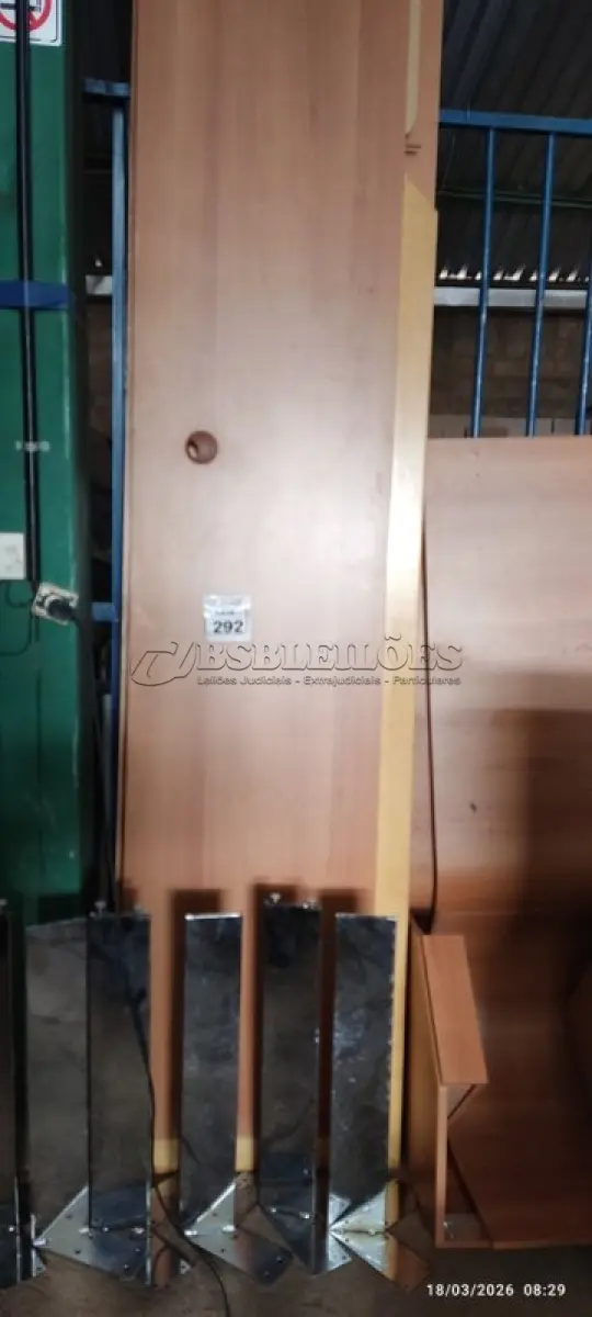 LOTE 292 - 01 MESA EM L DE MADEIRA DESMONTADA. (NO ESTADO) ATENÇÃO! FAZER A VISITAÇÃO ANTES DE ARREMATAR, NÃO SABEMOS SE FUNCIONA, LEILÃO NÃO TEM GARANTIA E NEM DEVOLUÇÃO, SUJEITO A POSSÍVEIS AVARIAS VISÍVEIS/OCULTAS E/OU AUSÊNCIA DE COMPONENTES.