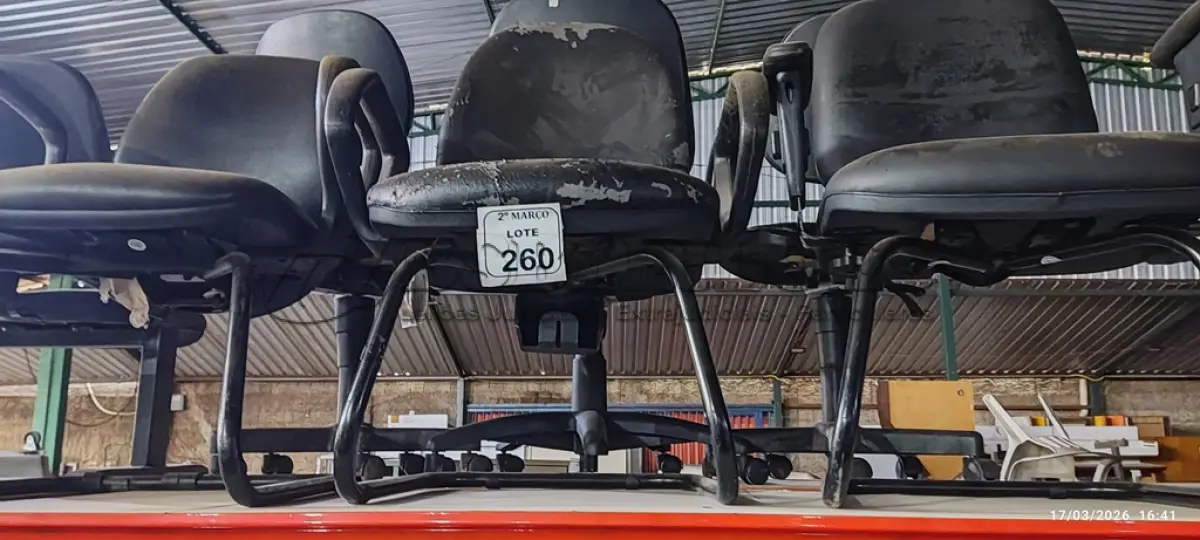 LOTE 260 - 03 CADEIRAS DE ESCRITÓRIO COM PÉS FIXOS NA COR PRETA. (NO ESTADO) ATENÇÃO! FAZER A VISITAÇÃO ANTES DE ARREMATAR, NÃO SABEMOS SE FUNCIONA, LEILÃO NÃO TEM GARANTIA E NEM DEVOLUÇÃO, SUJEITO A POSSÍVEIS AVARIAS VISÍVEIS/OCULTAS E/OU AUSÊNCIA DE COMPONENTES.
