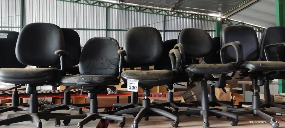 LOTE 300 - 05 CADEIRAS DE ESCRITÓRIO COM GIRATÓRIAS NA COR PRETA. (NO ESTADO) ATENÇÃO! FAZER A VISITAÇÃO ANTES DE ARREMATAR, NÃO SABEMOS SE FUNCIONA, LEILÃO NÃO TEM GARANTIA E NEM DEVOLUÇÃO, SUJEITO A POSSÍVEIS AVARIAS VISÍVEIS/OCULTAS E/OU AUSÊNCIA DE COMPONENTES.