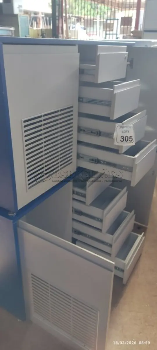 LOTE 305 - 02 ARMÁRIOS BAIXOS EM MADEIRA COM 04 GAVETAS, 01 PORTA E SUPORTE PARA LIXEIRA. (NO ESTADO) ATENÇÃO! FAZER A VISITAÇÃO ANTES DE ARREMATAR, NÃO SABEMOS SE FUNCIONA, LEILÃO NÃO TEM GARANTIA E NEM DEVOLUÇÃO, SUJEITO A POSSÍVEIS AVARIAS VISÍVEIS/OCULTAS E/OU AUSÊNCIA DE COMPONENTES.