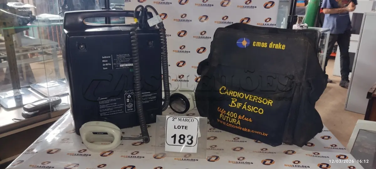 LOTE 183 - 01 CARDIOVERSOR BIFÁSICO MODELO LIFE 400 PLUS MARCA CMOS DRAKE. (NO ESTADO) ATENÇÃO! FAZER A VISITAÇÃO ANTES DE ARREMATAR, NÃO SABEMOS SE FUNCIONA, LEILÃO NÃO TEM GARANTIA E NEM DEVOLUÇÃO, SUJEITO A POSSÍVEIS AVARIAS VISÍVEIS/OCULTAS E/OU AUSÊNCIA DE COMPONENTES.