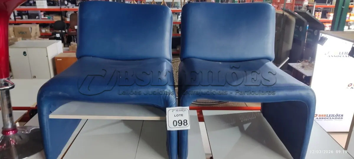 LOTE 098 - 02 POLTRONAS NA COR AZUL. (NO ESTADO) ATENÇÃO! FAZER A VISITAÇÃO ANTES DE ARREMATAR, NÃO SABEMOS SE FUNCIONA, LEILÃO NÃO TEM GARANTIA E NEM DEVOLUÇÃO, SUJEITO A POSSÍVEIS AVARIAS VISÍVEIS/OCULTAS E/OU AUSÊNCIA DE COMPONENTES.