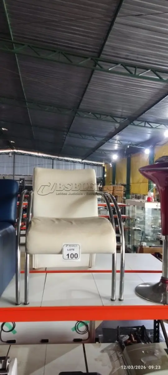LOTE 100 - 01 POLTRONA COM REVESTIMENTO EM COURO SINTÉTICO NA COR BRANCA E BASE CROMADA. (NO ESTADO) ATENÇÃO! FAZER A VISITAÇÃO ANTES DE ARREMATAR, NÃO SABEMOS SE FUNCIONA, LEILÃO NÃO TEM GARANTIA E NEM DEVOLUÇÃO, SUJEITO A POSSÍVEIS AVARIAS VISÍVEIS/OCULTAS E/OU AUSÊNCIA DE COMPONENTES.