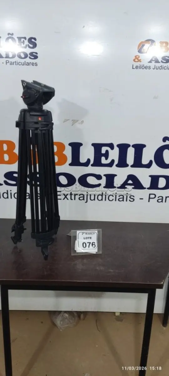 LOTE 076 - 01 TRIPÉ PARA CÂMERAS. (NO ESTADO) ATENÇÃO! FAZER A VISITAÇÃO ANTES DE ARREMATAR, NÃO SABEMOS SE FUNCIONA, LEILÃO NÃO TEM GARANTIA E NEM DEVOLUÇÃO, SUJEITO A POSSÍVEIS AVARIAS VISÍVEIS/OCULTAS E/OU AUSÊNCIA DE COMPONENTES.