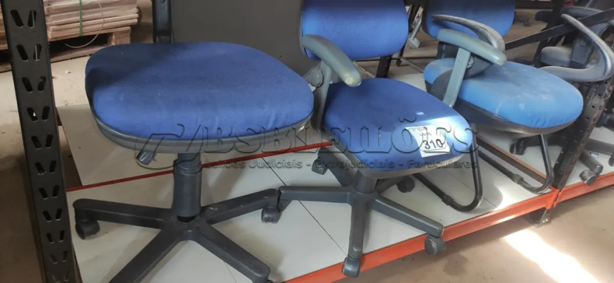 LOTE 310 - 02 CADEIRAS GIRATÓRIAS E 01 CADEIRA COM PÉS FIXOS NA COR AZUL. (NO ESTADO) ATENÇÃO! FAZER A VISITAÇÃO ANTES DE ARREMATAR, NÃO SABEMOS SE FUNCIONA, LEILÃO NÃO TEM GARANTIA E NEM DEVOLUÇÃO, SUJEITO A POSSÍVEIS AVARIAS VISÍVEIS/OCULTAS E/OU AUSÊNCIA DE COMPONENTES.