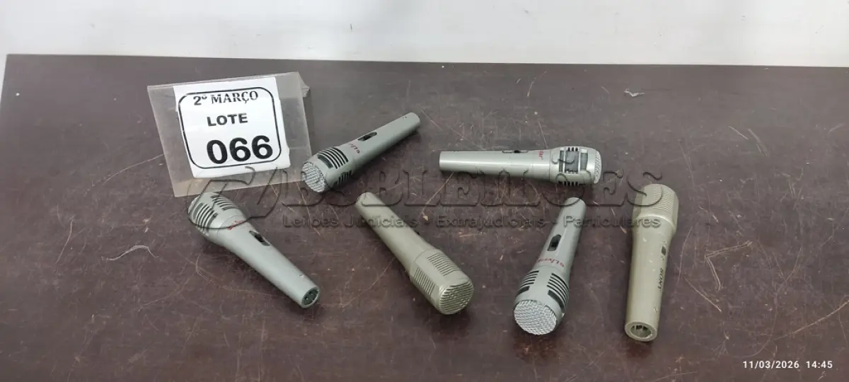LOTE 066 - 06 MICROFONES DE MARCAS E MODELOS DIVERSOS. (NO ESTADO) ATENÇÃO! FAZER A VISITAÇÃO ANTES DE ARREMATAR, NÃO SABEMOS SE FUNCIONA, LEILÃO NÃO TEM GARANTIA E NEM DEVOLUÇÃO, SUJEITO A POSSÍVEIS AVARIAS VISÍVEIS/OCULTAS E/OU AUSÊNCIA DE COMPONENTES.