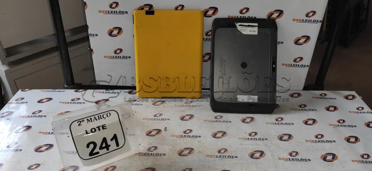 LOTE 241 - 02 TABLETS MARCAS MOTOROLA E POSITIVO. (NO ESTADO) ATENÇÃO! FAZER A VISITAÇÃO ANTES DE ARREMATAR, NÃO SABEMOS SE FUNCIONA, LEILÃO NÃO TEM GARANTIA E NEM DEVOLUÇÃO, SUJEITO A POSSÍVEIS AVARIAS VISÍVEIS/OCULTAS E/OU AUSÊNCIA DE COMPONENTES.