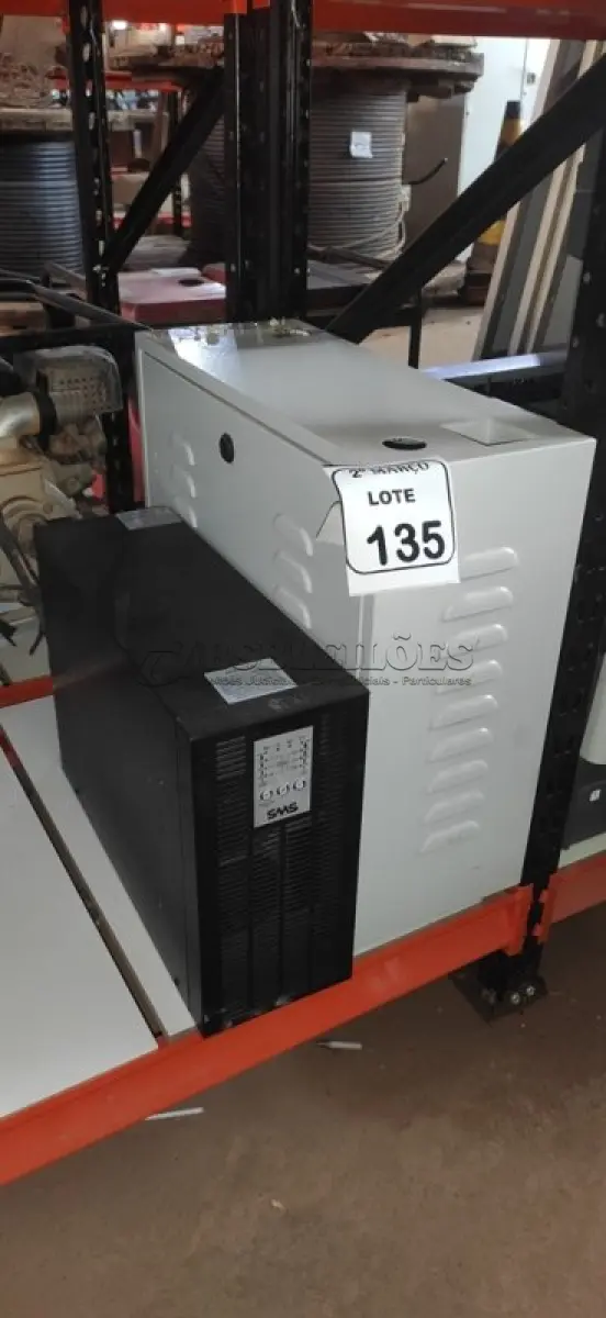 LOTE 135 - 01 BANCO DE BATERIAS VAZIO E 01 NOBREAK DE 1684 VA MARCA SMS. (NO ESTADO) ATENÇÃO! FAZER A VISITAÇÃO ANTES DE ARREMATAR, NÃO SABEMOS SE FUNCIONA, LEILÃO NÃO TEM GARANTIA E NEM DEVOLUÇÃO, SUJEITO A POSSÍVEIS AVARIAS VISÍVEIS/OCULTAS E/OU AUSÊNCIA DE COMPONENTES.
