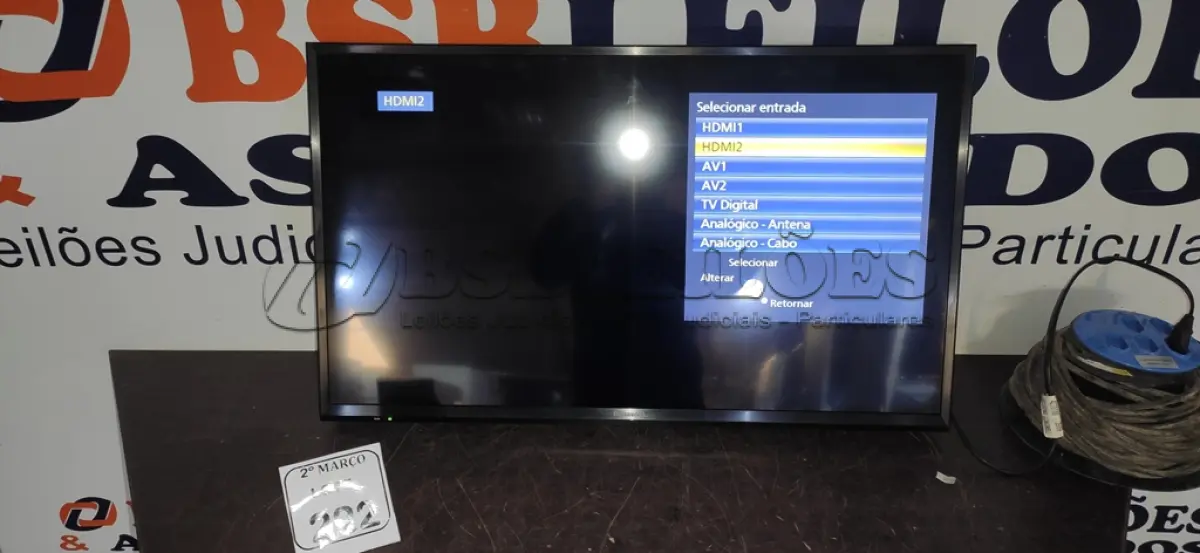 LOTE 222 - 01 TV LCD DE 32’’ MARCA PANASONIC. (NO ESTADO) ATENÇÃO! FAZER A VISITAÇÃO ANTES DE ARREMATAR, NÃO SABEMOS SE FUNCIONA, LEILÃO NÃO TEM GARANTIA E NEM DEVOLUÇÃO, SUJEITO A POSSÍVEIS AVARIAS VISÍVEIS/OCULTAS E/OU AUSÊNCIA DE COMPONENTES.