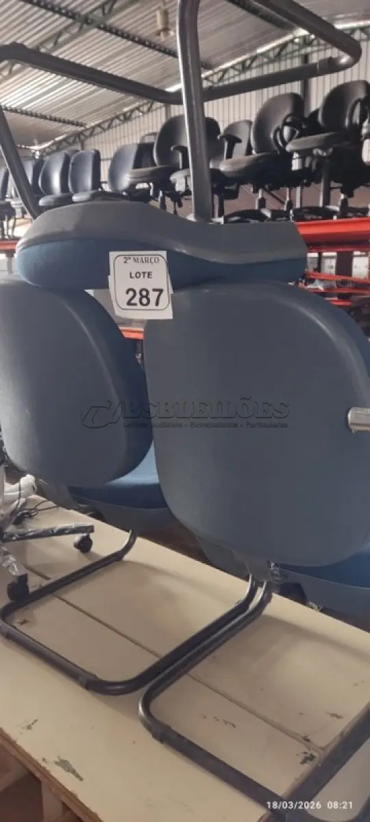 LOTE 287 - 02 CADEIRAS DE ESCRITÓRIO COM PÉS FIXOS NA COR AZUL. (NO ESTADO) ATENÇÃO! FAZER A VISITAÇÃO ANTES DE ARREMATAR, NÃO SABEMOS SE FUNCIONA, LEILÃO NÃO TEM GARANTIA E NEM DEVOLUÇÃO, SUJEITO A POSSÍVEIS AVARIAS VISÍVEIS/OCULTAS E/OU AUSÊNCIA DE COMPONENTES.