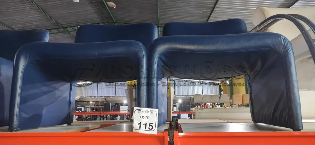 LOTE 115 - 02 POLTRONAS NA COR AZUL. (NO ESTADO) ATENÇÃO! FAZER A VISITAÇÃO ANTES DE ARREMATAR, NÃO SABEMOS SE FUNCIONA, LEILÃO NÃO TEM GARANTIA E NEM DEVOLUÇÃO, SUJEITO A POSSÍVEIS AVARIAS VISÍVEIS/OCULTAS E/OU AUSÊNCIA DE COMPONENTES.