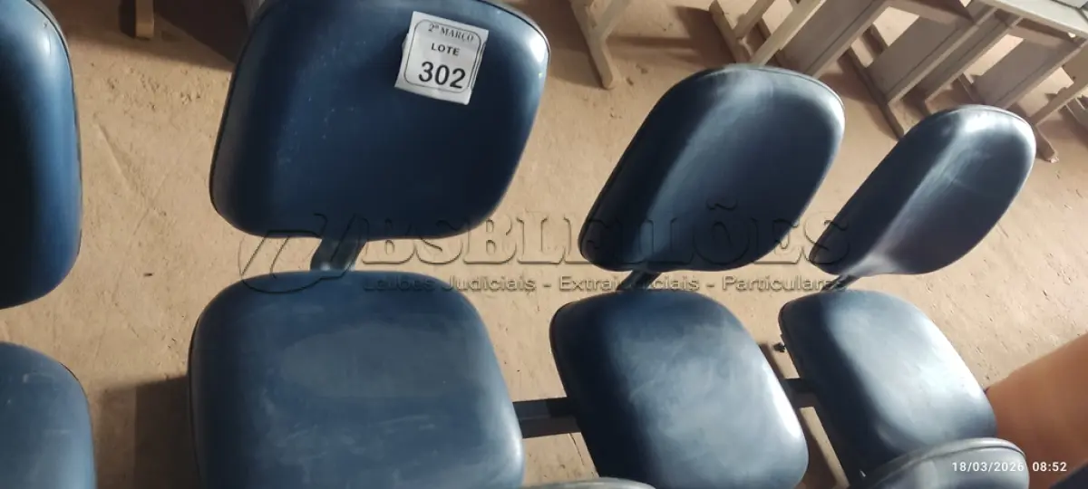 LOTE 302 - 01 CADEIRA TIPO LONGARINA COM 03 LUGARES NA COR AZUL. (NO ESTADO) ATENÇÃO! FAZER A VISITAÇÃO ANTES DE ARREMATAR, NÃO SABEMOS SE FUNCIONA, LEILÃO NÃO TEM GARANTIA E NEM DEVOLUÇÃO, SUJEITO A POSSÍVEIS AVARIAS VISÍVEIS/OCULTAS E/OU AUSÊNCIA DE COMPONENTES.
