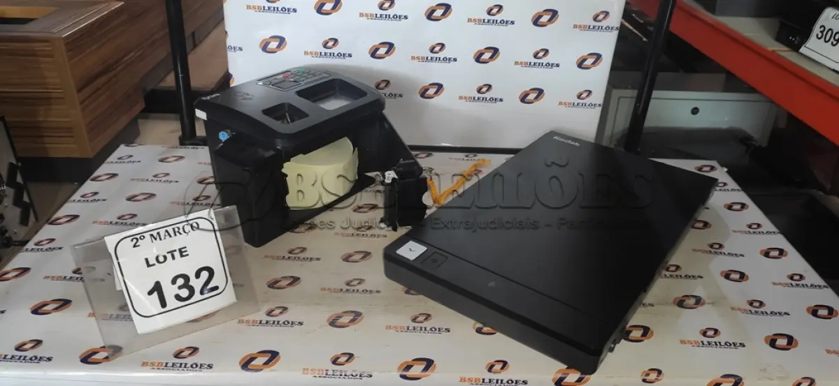 LOTE 132 - 01 RELÓGIO DE PONTO MARCA DIXI E 01 SCANNER MARCA KODAK. (NO ESTADO) ATENÇÃO! FAZER A VISITAÇÃO ANTES DE ARREMATAR, NÃO SABEMOS SE FUNCIONA, LEILÃO NÃO TEM GARANTIA E NEM DEVOLUÇÃO, SUJEITO A POSSÍVEIS AVARIAS VISÍVEIS/OCULTAS E/OU AUSÊNCIA DE COMPONENTES.