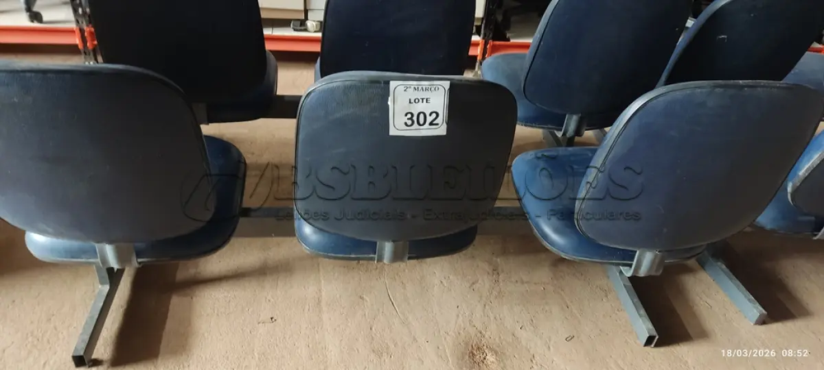 LOTE 302 - 01 CADEIRA TIPO LONGARINA COM 03 LUGARES NA COR AZUL. (NO ESTADO) ATENÇÃO! FAZER A VISITAÇÃO ANTES DE ARREMATAR, NÃO SABEMOS SE FUNCIONA, LEILÃO NÃO TEM GARANTIA E NEM DEVOLUÇÃO, SUJEITO A POSSÍVEIS AVARIAS VISÍVEIS/OCULTAS E/OU AUSÊNCIA DE COMPONENTES.