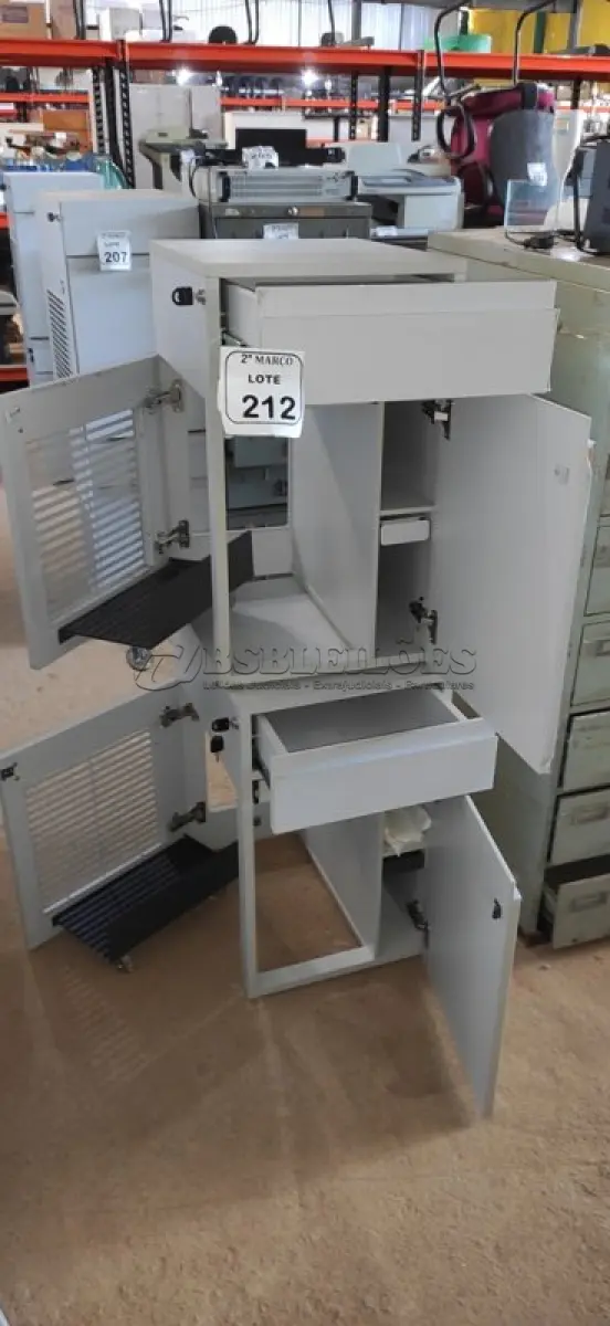 LOTE 212 - 02 ARMÁRIOS PARA CPU COM 01 PORTA E 01 GAVETA. (NO ESTADO) ATENÇÃO! FAZER A VISITAÇÃO ANTES DE ARREMATAR, NÃO SABEMOS SE FUNCIONA, LEILÃO NÃO TEM GARANTIA E NEM DEVOLUÇÃO, SUJEITO A POSSÍVEIS AVARIAS VISÍVEIS/OCULTAS E/OU AUSÊNCIA DE COMPONENTES.