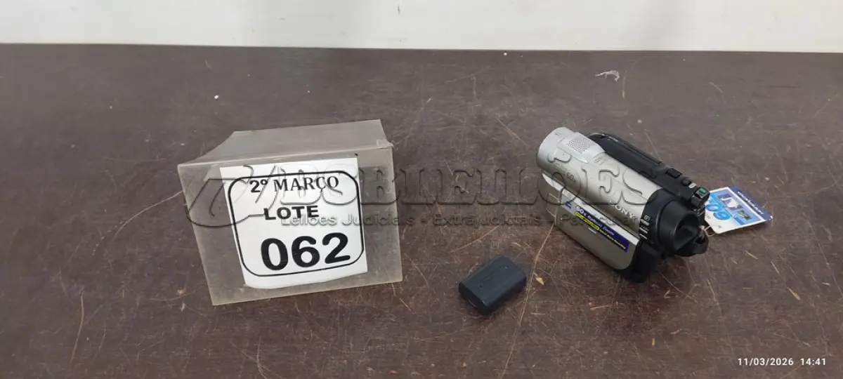 LOTE 062 - 01 FILMADORA MODELO HANDYCAM MARCA SONY. (NO ESTADO) ATENÇÃO! FAZER A VISITAÇÃO ANTES DE ARREMATAR, NÃO SABEMOS SE FUNCIONA, LEILÃO NÃO TEM GARANTIA E NEM DEVOLUÇÃO, SUJEITO A POSSÍVEIS AVARIAS VISÍVEIS/OCULTAS E/OU AUSÊNCIA DE COMPONENTES.