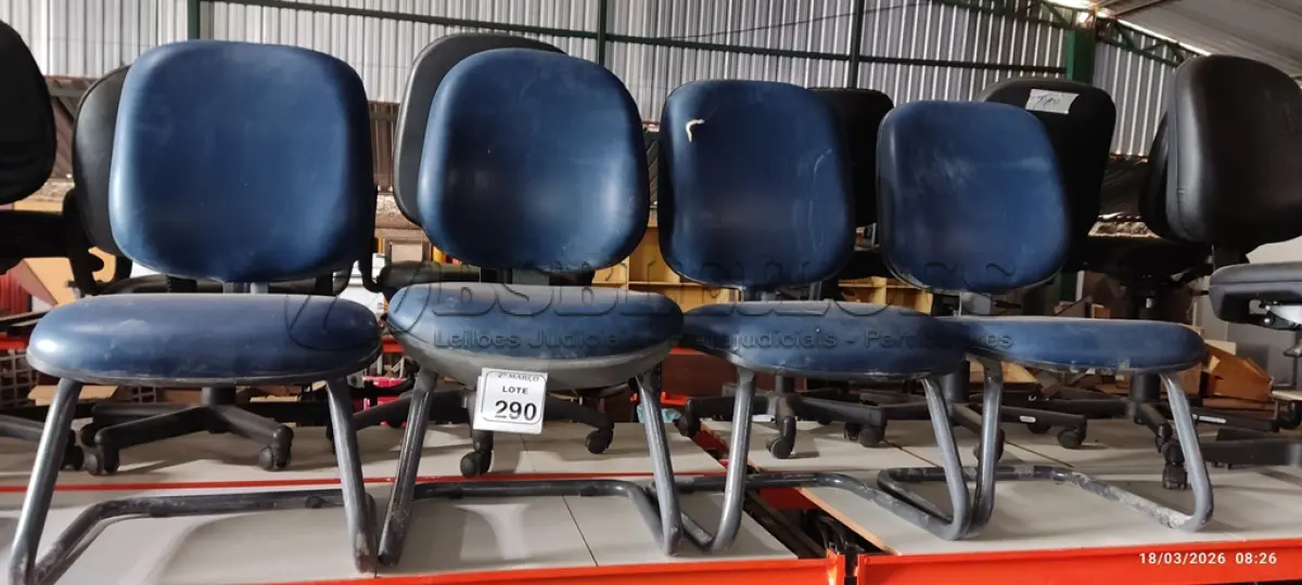 LOTE 290 - 04 CADEIRAS DE ESCRITÓRIO COM PÉS FIXOS NA COR AZUL. (NO ESTADO) ATENÇÃO! FAZER A VISITAÇÃO ANTES DE ARREMATAR, NÃO SABEMOS SE FUNCIONA, LEILÃO NÃO TEM GARANTIA E NEM DEVOLUÇÃO, SUJEITO A POSSÍVEIS AVARIAS VISÍVEIS/OCULTAS E/OU AUSÊNCIA DE COMPONENTES.