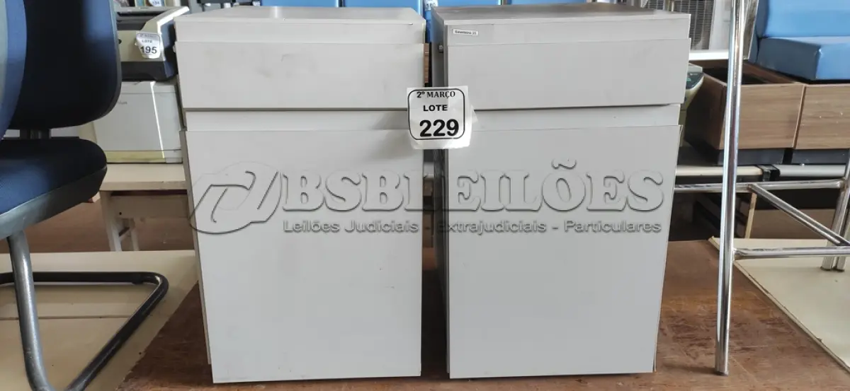 LOTE 229 - 02 ARMÁRIOS PARA CPU COM 01 PORTA E 01 GAVETA. (NO ESTADO) ATENÇÃO! FAZER A VISITAÇÃO ANTES DE ARREMATAR, NÃO SABEMOS SE FUNCIONA, LEILÃO NÃO TEM GARANTIA E NEM DEVOLUÇÃO, SUJEITO A POSSÍVEIS AVARIAS VISÍVEIS/OCULTAS E/OU AUSÊNCIA DE COMPONENTES.