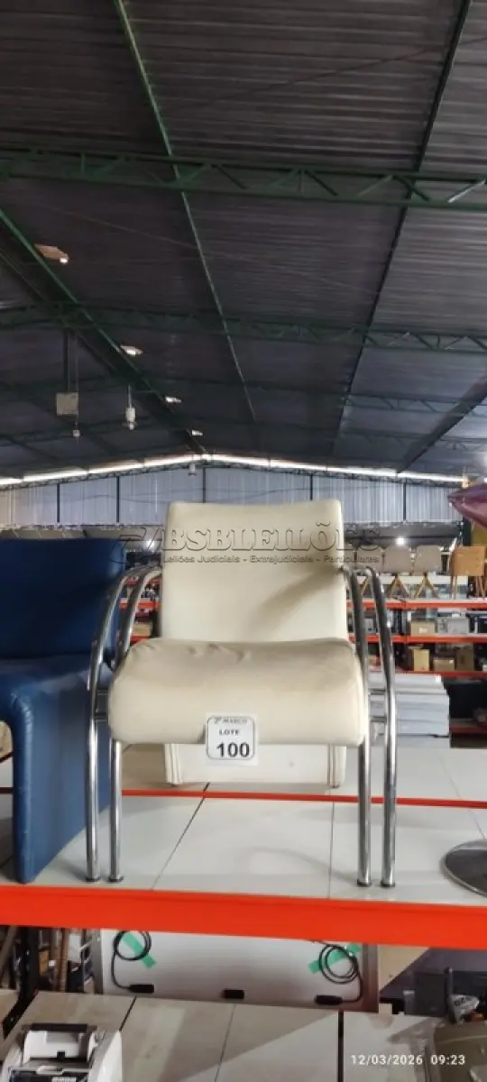 LOTE 100 - 01 POLTRONA COM REVESTIMENTO EM COURO SINTÉTICO NA COR BRANCA E BASE CROMADA. (NO ESTADO) ATENÇÃO! FAZER A VISITAÇÃO ANTES DE ARREMATAR, NÃO SABEMOS SE FUNCIONA, LEILÃO NÃO TEM GARANTIA E NEM DEVOLUÇÃO, SUJEITO A POSSÍVEIS AVARIAS VISÍVEIS/OCULTAS E/OU AUSÊNCIA DE COMPONENTES.