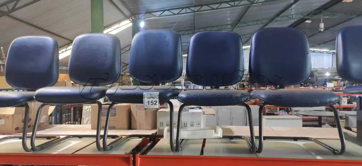LOTE 152 - 05 CADEIRAS DE PÉS FIXOS NA COR AZUL. (NO ESTADO) ATENÇÃO! FAZER A VISITAÇÃO ANTES DE ARREMATAR, NÃO SABEMOS SE FUNCIONA, LEILÃO NÃO TEM GARANTIA E NEM DEVOLUÇÃO, SUJEITO A POSSÍVEIS AVARIAS VISÍVEIS/OCULTAS E/OU AUSÊNCIA DE COMPONENTES.