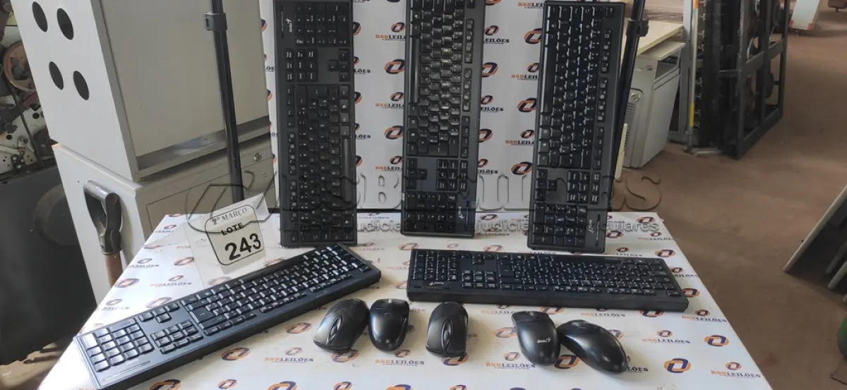 LOTE 243 - 05 TECLADOS E 05 MOUSES SEM FIO MARCA GENIUS. (NO ESTADO) ATENÇÃO! FAZER A VISITAÇÃO ANTES DE ARREMATAR, NÃO SABEMOS SE FUNCIONA, LEILÃO NÃO TEM GARANTIA E NEM DEVOLUÇÃO, SUJEITO A POSSÍVEIS AVARIAS VISÍVEIS/OCULTAS E/OU AUSÊNCIA DE COMPONENTES.
