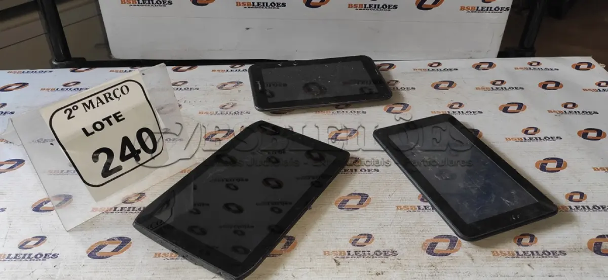 LOTE 240 - 03 TABLETS DE MARCAS E MODELOS DIVERSOS. (NO ESTADO) ATENÇÃO! FAZER A VISITAÇÃO ANTES DE ARREMATAR, NÃO SABEMOS SE FUNCIONA, LEILÃO NÃO TEM GARANTIA E NEM DEVOLUÇÃO, SUJEITO A POSSÍVEIS AVARIAS VISÍVEIS/OCULTAS E/OU AUSÊNCIA DE COMPONENTES.