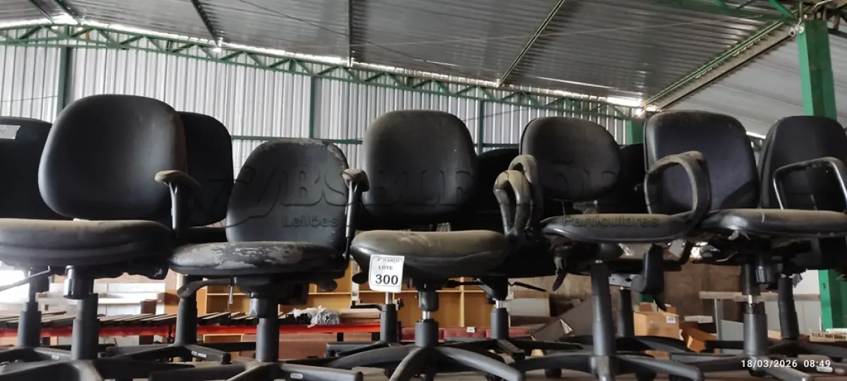 LOTE 300 - 05 CADEIRAS DE ESCRITÓRIO COM GIRATÓRIAS NA COR PRETA. (NO ESTADO) ATENÇÃO! FAZER A VISITAÇÃO ANTES DE ARREMATAR, NÃO SABEMOS SE FUNCIONA, LEILÃO NÃO TEM GARANTIA E NEM DEVOLUÇÃO, SUJEITO A POSSÍVEIS AVARIAS VISÍVEIS/OCULTAS E/OU AUSÊNCIA DE COMPONENTES.
