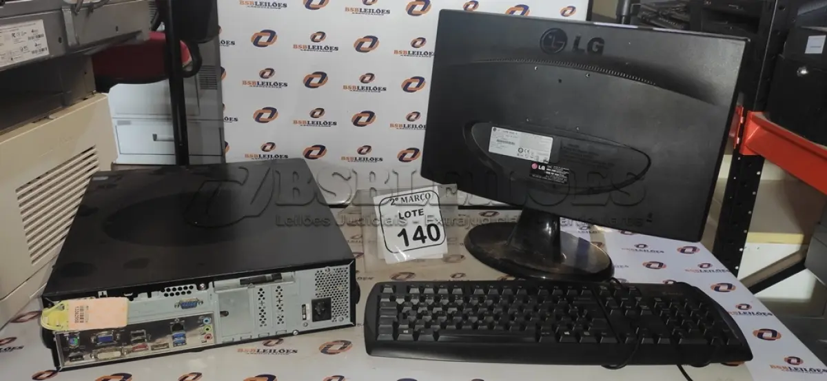 LOTE 140 - 01 CPU MARCA POSITIVO, 01 MONITOR MARCA LG E 01 TECLADO. (NO ESTADO) ATENÇÃO! FAZER A VISITAÇÃO ANTES DE ARREMATAR, NÃO SABEMOS SE FUNCIONA, LEILÃO NÃO TEM GARANTIA E NEM DEVOLUÇÃO, SUJEITO A POSSÍVEIS AVARIAS VISÍVEIS/OCULTAS E/OU AUSÊNCIA DE COMPONENTES.