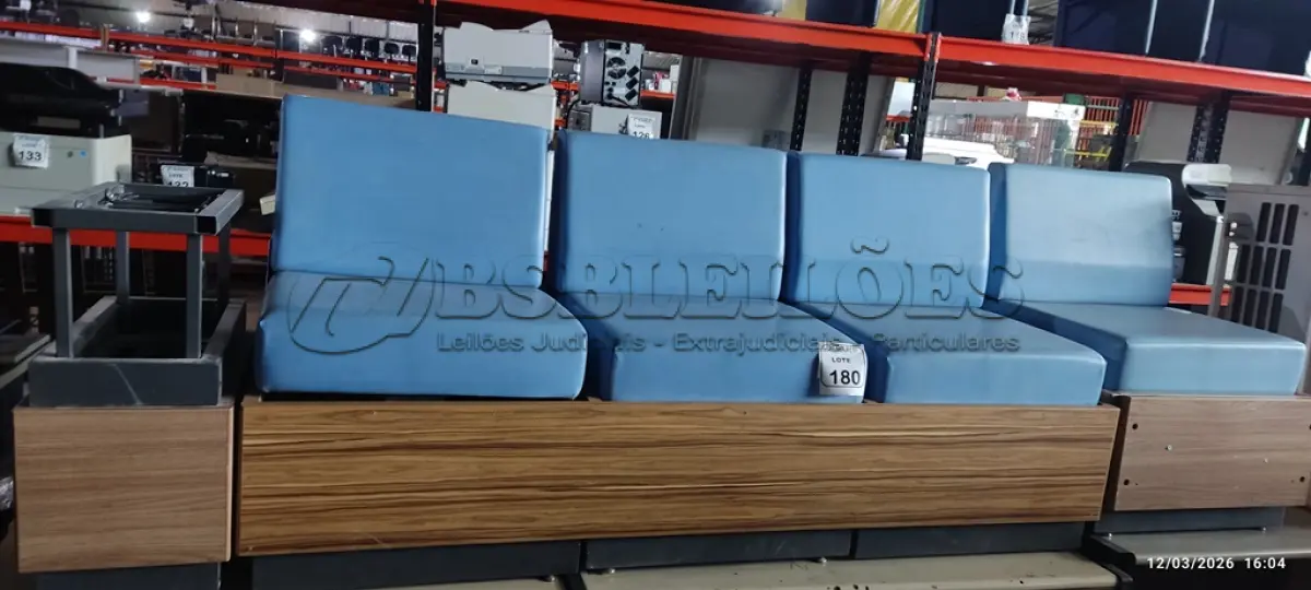 LOTE 180 - 01 SOFÁ DE 03 LUGARES COM ESTRUTURA EM MADEIRA E METAL COM ESTOFADO NA COR AZUL, 01 ESTRUTURA LATERAL EM MADEIRA E METAL E 01 PUFF. (NO ESTADO) ATENÇÃO! FAZER A VISITAÇÃO ANTES DE ARREMATAR, NÃO SABEMOS SE FUNCIONA, LEILÃO NÃO TEM GARANTIA E NEM DEVOLUÇÃO, SUJEITO A POSSÍVEIS AVARIAS VISÍVEIS/OCULTAS E/OU AUSÊNCIA DE COMPONENTES.