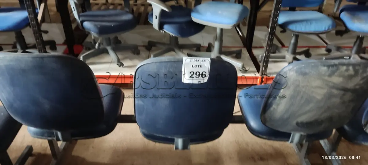 LOTE 296 - 01 CADEIRA TIPO LONGARINA COM 03 LUGARES NA COR AZUL. (NO ESTADO) ATENÇÃO! FAZER A VISITAÇÃO ANTES DE ARREMATAR, NÃO SABEMOS SE FUNCIONA, LEILÃO NÃO TEM GARANTIA E NEM DEVOLUÇÃO, SUJEITO A POSSÍVEIS AVARIAS VISÍVEIS/OCULTAS E/OU AUSÊNCIA DE COMPONENTES.