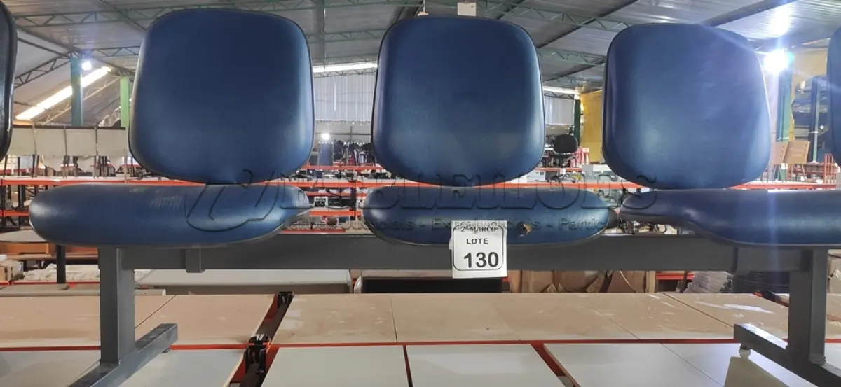LOTE 130 - 01 CADEIRA TIPO LONGARINA COM 03 LUGARES NA COR AZUL. (NO ESTADO) ATENÇÃO! FAZER A VISITAÇÃO ANTES DE ARREMATAR, NÃO SABEMOS SE FUNCIONA, LEILÃO NÃO TEM GARANTIA E NEM DEVOLUÇÃO, SUJEITO A POSSÍVEIS AVARIAS VISÍVEIS/OCULTAS E/OU AUSÊNCIA DE COMPONENTES.