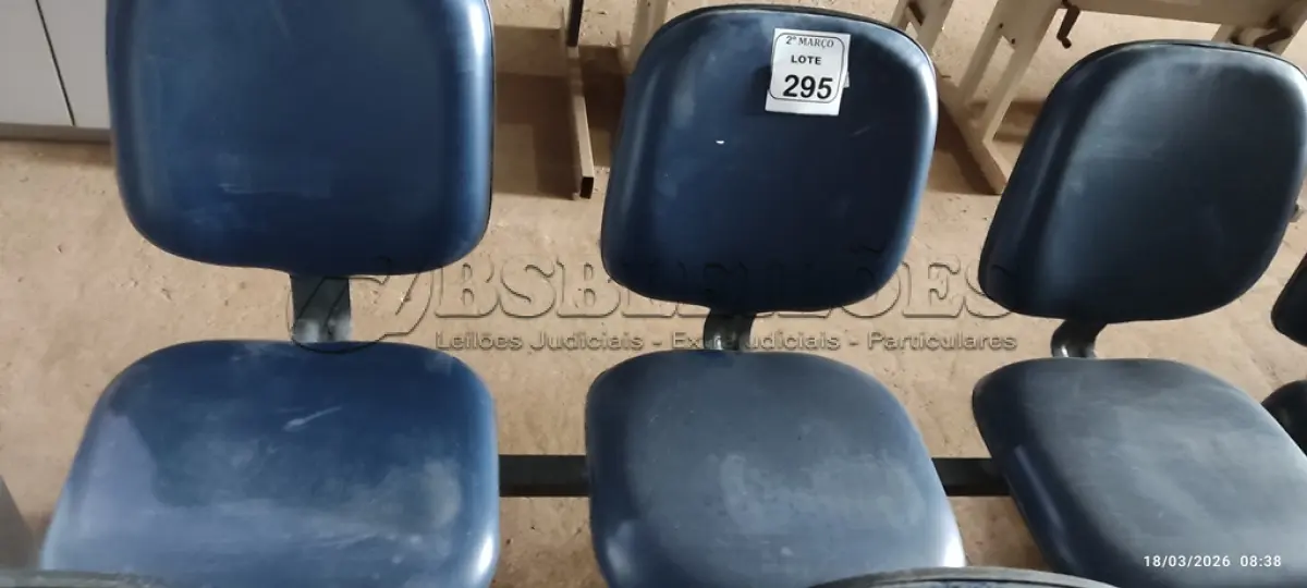 LOTE 295 - 01 CADEIRA TIPO LONGARINA COM 03 LUGARES NA COR AZUL. (NO ESTADO) ATENÇÃO! FAZER A VISITAÇÃO ANTES DE ARREMATAR, NÃO SABEMOS SE FUNCIONA, LEILÃO NÃO TEM GARANTIA E NEM DEVOLUÇÃO, SUJEITO A POSSÍVEIS AVARIAS VISÍVEIS/OCULTAS E/OU AUSÊNCIA DE COMPONENTES.