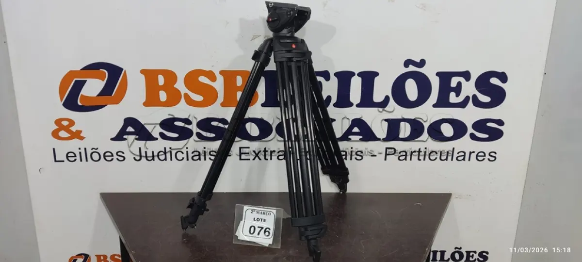 LOTE 076 - 01 TRIPÉ PARA CÂMERAS. (NO ESTADO) ATENÇÃO! FAZER A VISITAÇÃO ANTES DE ARREMATAR, NÃO SABEMOS SE FUNCIONA, LEILÃO NÃO TEM GARANTIA E NEM DEVOLUÇÃO, SUJEITO A POSSÍVEIS AVARIAS VISÍVEIS/OCULTAS E/OU AUSÊNCIA DE COMPONENTES.