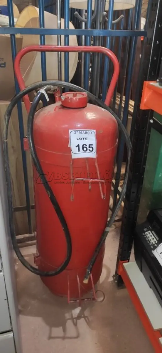 LOTE 165 - 01 EXTINTOR DE INCÊNDIO COM CARGA D’AGUA. (NO ESTADO) ATENÇÃO! FAZER A VISITAÇÃO ANTES DE ARREMATAR, NÃO SABEMOS SE FUNCIONA, LEILÃO NÃO TEM GARANTIA E NEM DEVOLUÇÃO, SUJEITO A POSSÍVEIS AVARIAS VISÍVEIS/OCULTAS E/OU AUSÊNCIA DE COMPONENTES.