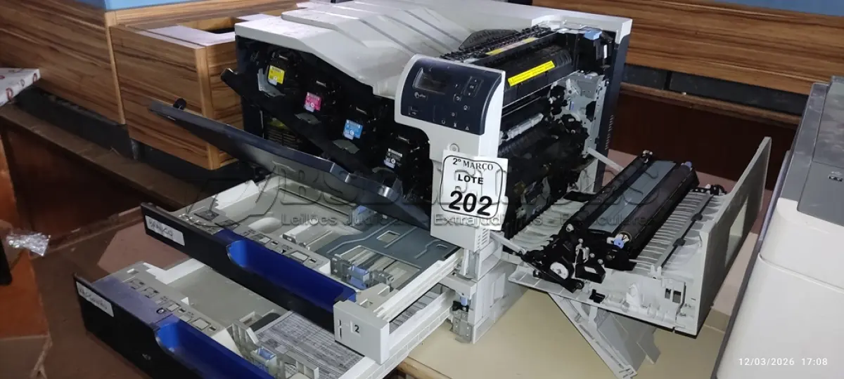 LOTE 202 - 01 IMPRESSORA MODELO COLOR LASERJET CP5525 MARCA HP. (NO ESTADO) ATENÇÃO! FAZER A VISITAÇÃO ANTES DE ARREMATAR, NÃO SABEMOS SE FUNCIONA, LEILÃO NÃO TEM GARANTIA E NEM DEVOLUÇÃO, SUJEITO A POSSÍVEIS AVARIAS VISÍVEIS/OCULTAS E/OU AUSÊNCIA DE COMPONENTES.