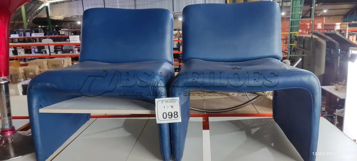 LOTE 098 - 02 POLTRONAS NA COR AZUL. (NO ESTADO) ATENÇÃO! FAZER A VISITAÇÃO ANTES DE ARREMATAR, NÃO SABEMOS SE FUNCIONA, LEILÃO NÃO TEM GARANTIA E NEM DEVOLUÇÃO, SUJEITO A POSSÍVEIS AVARIAS VISÍVEIS/OCULTAS E/OU AUSÊNCIA DE COMPONENTES.