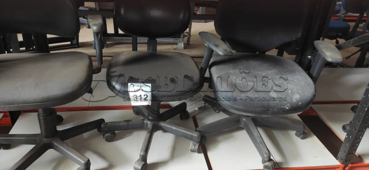 LOTE 312 - 03 CADEIRAS GIRATÓRIAS NA COR PRETA. (NO ESTADO) ATENÇÃO! FAZER A VISITAÇÃO ANTES DE ARREMATAR, NÃO SABEMOS SE FUNCIONA, LEILÃO NÃO TEM GARANTIA E NEM DEVOLUÇÃO, SUJEITO A POSSÍVEIS AVARIAS VISÍVEIS/OCULTAS E/OU AUSÊNCIA DE COMPONENTES.