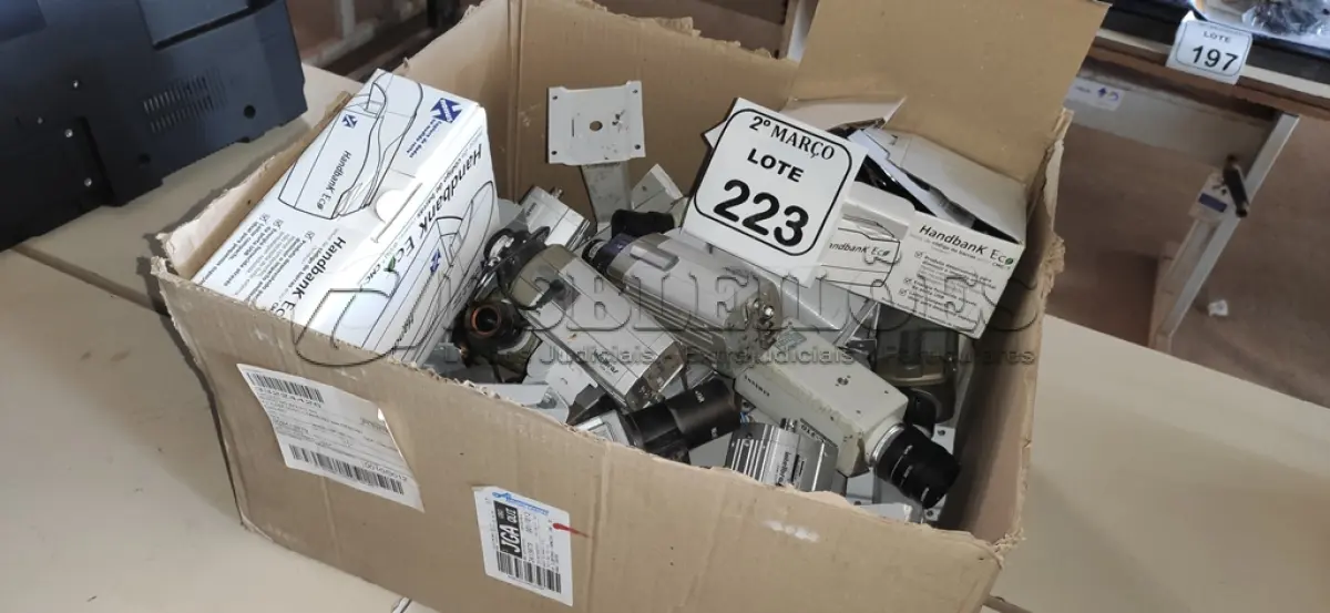 LOTE 223 - 01 CAIXA COM VÁRIAS CÂMERAS DE SEGURANÇA DE MARCA E MODELOS DIVERSOS E LEITORAS DE CÓDIGO DE BARRAS. (NO ESTADO) ATENÇÃO! FAZER A VISITAÇÃO ANTES DE ARREMATAR, NÃO SABEMOS SE FUNCIONA, LEILÃO NÃO TEM GARANTIA E NEM DEVOLUÇÃO, SUJEITO A POSSÍVEIS AVARIAS VISÍVEIS/OCULTAS E/OU AUSÊNCIA DE COMPONENTES.