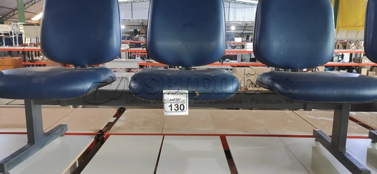 LOTE 130 - 01 CADEIRA TIPO LONGARINA COM 03 LUGARES NA COR AZUL. (NO ESTADO) ATENÇÃO! FAZER A VISITAÇÃO ANTES DE ARREMATAR, NÃO SABEMOS SE FUNCIONA, LEILÃO NÃO TEM GARANTIA E NEM DEVOLUÇÃO, SUJEITO A POSSÍVEIS AVARIAS VISÍVEIS/OCULTAS E/OU AUSÊNCIA DE COMPONENTES.