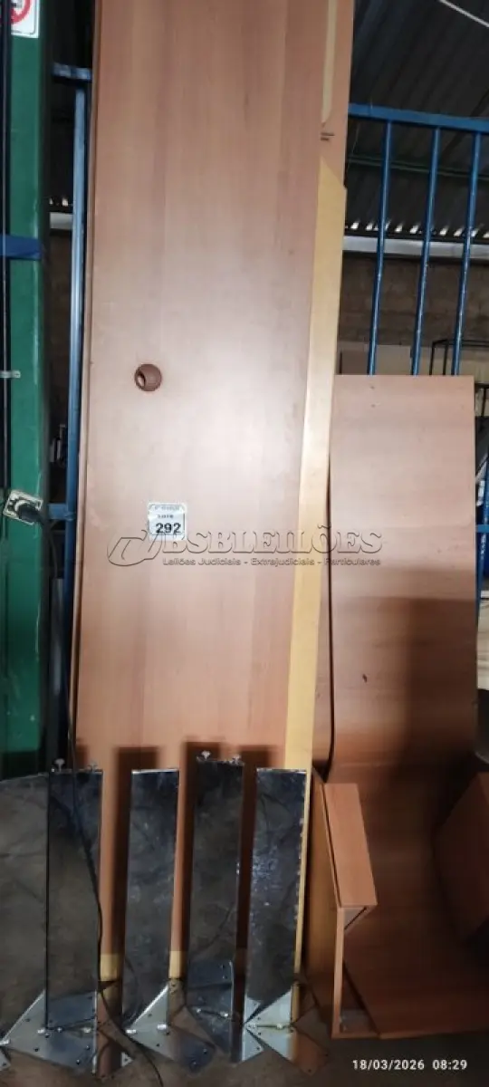 LOTE 292 - 01 MESA EM L DE MADEIRA DESMONTADA. (NO ESTADO) ATENÇÃO! FAZER A VISITAÇÃO ANTES DE ARREMATAR, NÃO SABEMOS SE FUNCIONA, LEILÃO NÃO TEM GARANTIA E NEM DEVOLUÇÃO, SUJEITO A POSSÍVEIS AVARIAS VISÍVEIS/OCULTAS E/OU AUSÊNCIA DE COMPONENTES.