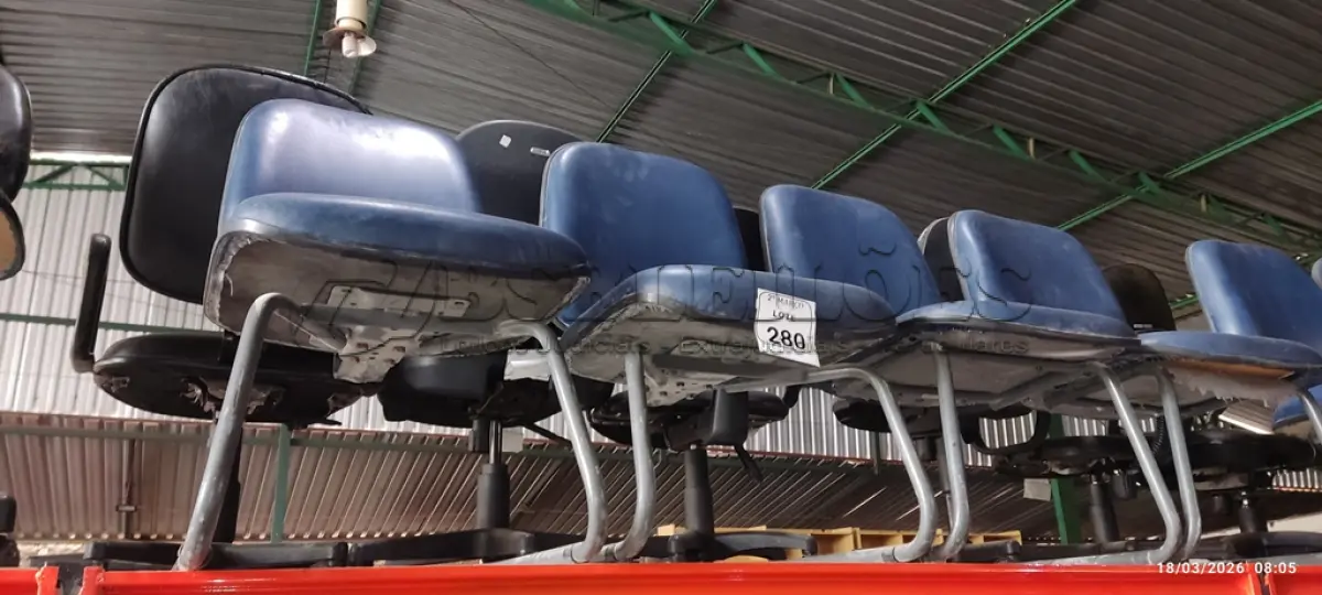 LOTE 280 - 04 CADEIRAS DE ESCRITÓRIO COM PÉS FIXOS NA COR AZUL. (NO ESTADO) ATENÇÃO! FAZER A VISITAÇÃO ANTES DE ARREMATAR, NÃO SABEMOS SE FUNCIONA, LEILÃO NÃO TEM GARANTIA E NEM DEVOLUÇÃO, SUJEITO A POSSÍVEIS AVARIAS VISÍVEIS/OCULTAS E/OU AUSÊNCIA DE COMPONENTES.