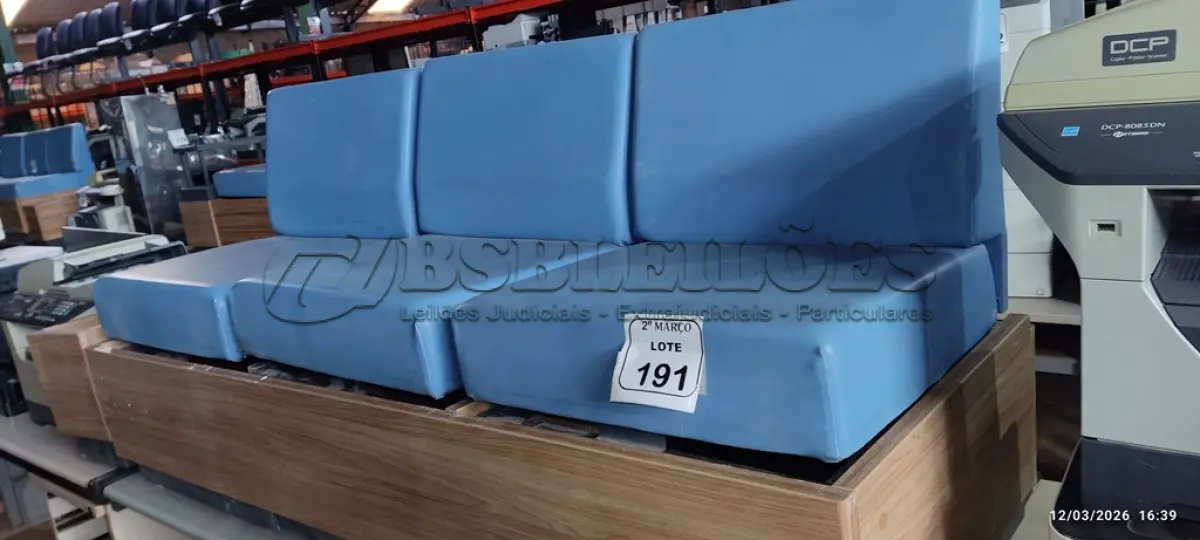 LOTE 191 - 01 SOFÁ DE 03 LUGARES COM ESTRUTURA EM MADEIRA E METAL COM ESTOFADO NA COR AZUL. (NO ESTADO) ATENÇÃO! FAZER A VISITAÇÃO ANTES DE ARREMATAR, NÃO SABEMOS SE FUNCIONA, LEILÃO NÃO TEM GARANTIA E NEM DEVOLUÇÃO, SUJEITO A POSSÍVEIS AVARIAS VISÍVEIS/OCULTAS E/OU AUSÊNCIA DE COMPONENTES.