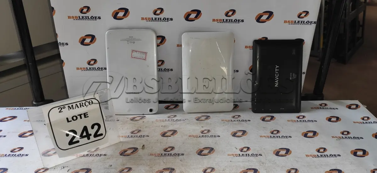 LOTE 242 - 03 TABLETS DE MARCAS E MODELOS DIVERSOS. (NO ESTADO) ATENÇÃO! FAZER A VISITAÇÃO ANTES DE ARREMATAR, NÃO SABEMOS SE FUNCIONA, LEILÃO NÃO TEM GARANTIA E NEM DEVOLUÇÃO, SUJEITO A POSSÍVEIS AVARIAS VISÍVEIS/OCULTAS E/OU AUSÊNCIA DE COMPONENTES.