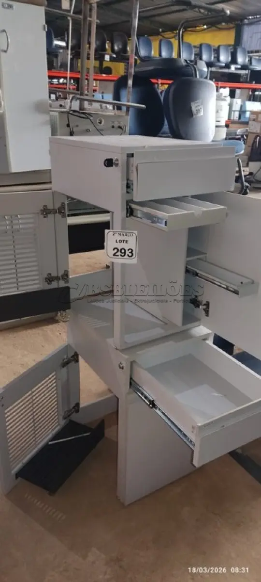 LOTE 293 - 02 ARMÁRIOS PARA CPU COM 01 PORTA E 01 GAVETA. (NO ESTADO) ATENÇÃO! FAZER A VISITAÇÃO ANTES DE ARREMATAR, NÃO SABEMOS SE FUNCIONA, LEILÃO NÃO TEM GARANTIA E NEM DEVOLUÇÃO, SUJEITO A POSSÍVEIS AVARIAS VISÍVEIS/OCULTAS E/OU AUSÊNCIA DE COMPONENTES.