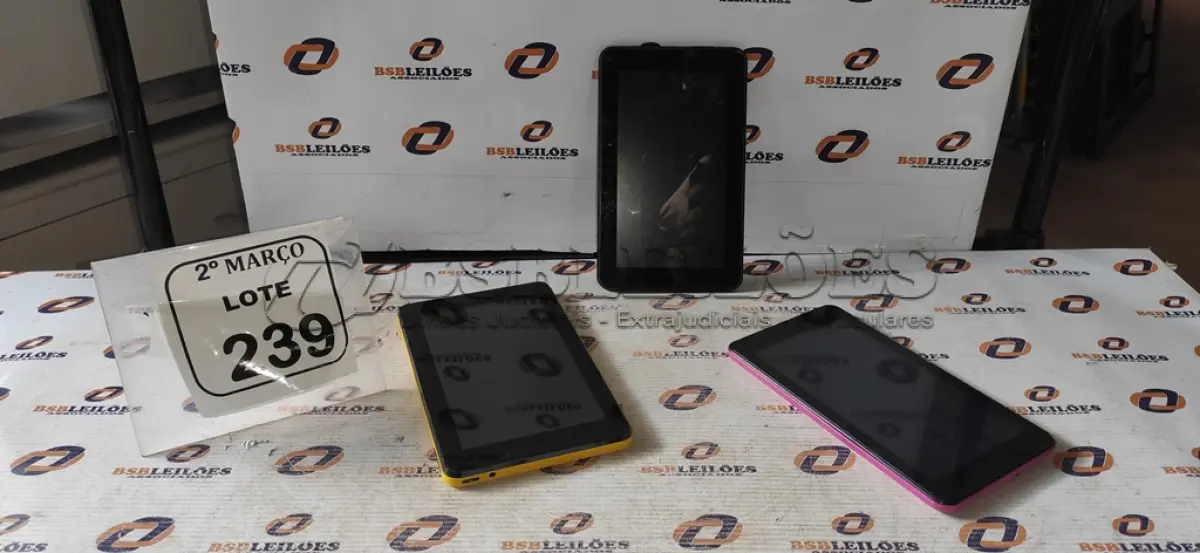 LOTE 239 - 03 TABLETS DE MARCAS E MODELOS DIVERSOS. (NO ESTADO) ATENÇÃO! FAZER A VISITAÇÃO ANTES DE ARREMATAR, NÃO SABEMOS SE FUNCIONA, LEILÃO NÃO TEM GARANTIA E NEM DEVOLUÇÃO, SUJEITO A POSSÍVEIS AVARIAS VISÍVEIS/OCULTAS E/OU AUSÊNCIA DE COMPONENTES.